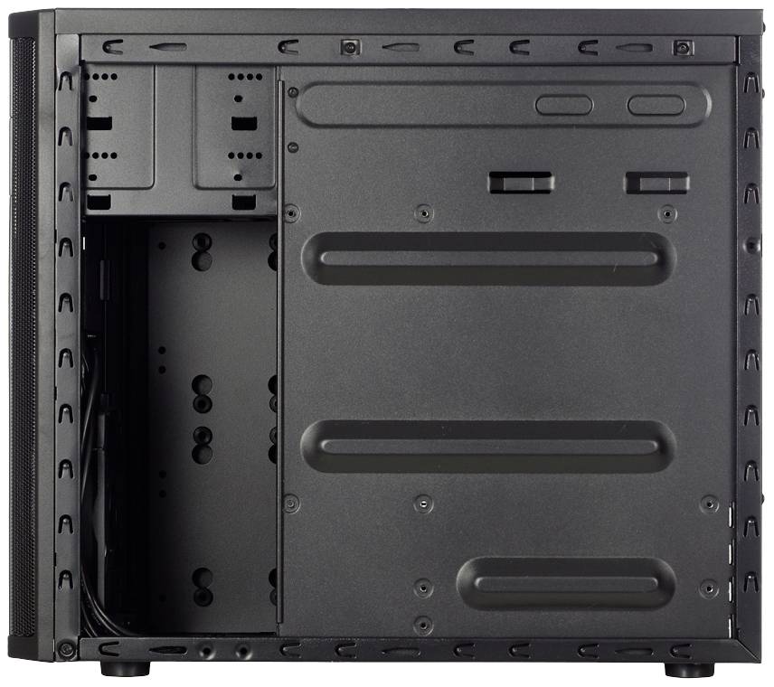 Ein schwarz-graues Computergehäuse von der Seite betrachtet, mit sichtbarer Rückwand und Platz für interne Komponenten. Keine eingebauten Teile sichtbar.