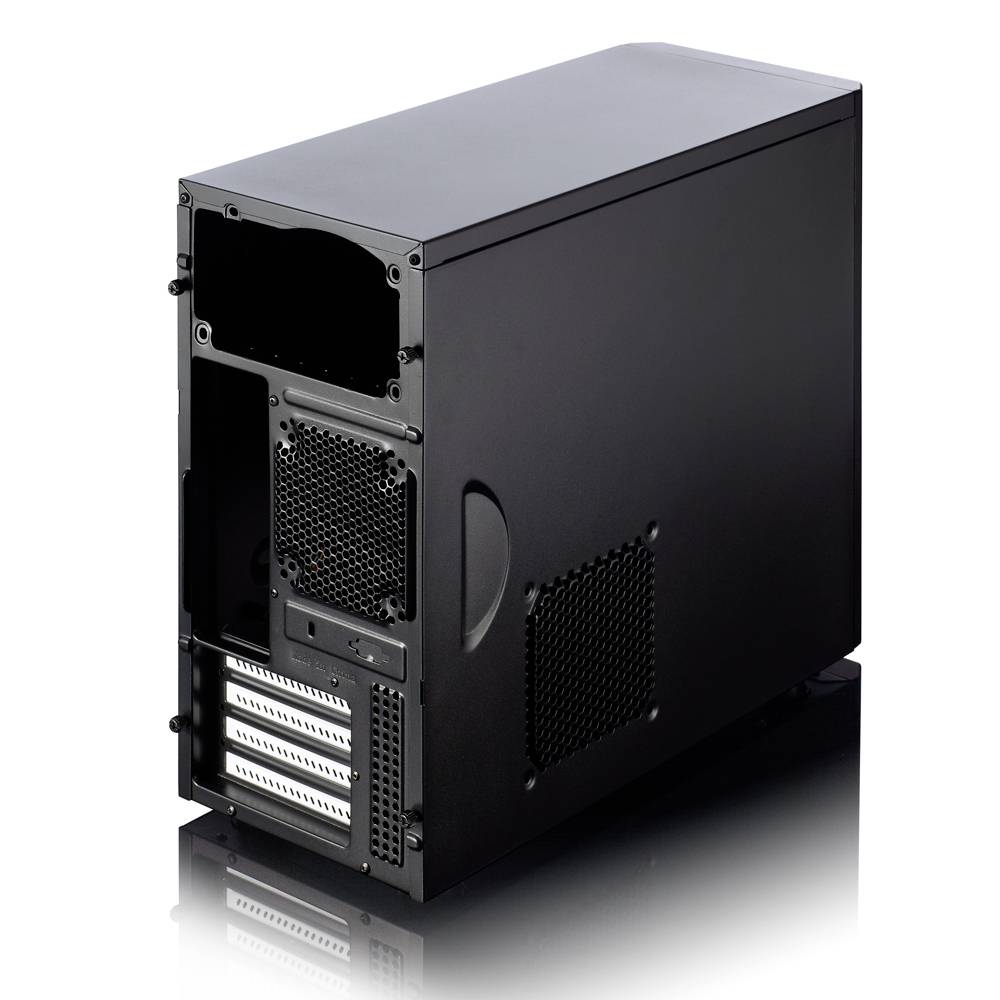 Schwarzes Computergehäuse aus Metall, seitlich geöffnet, zeigt Lüftungsschlitze und Rückwand mit mehreren Steckplätzen.