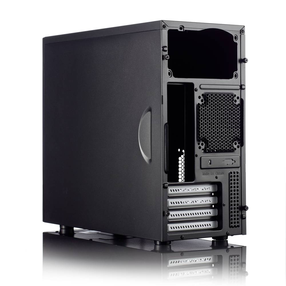 Ein schwarzes Computergehäuse ohne Vorderseite. Sichtbar sind Schlitze für Laufwerke und Netzteilbereich, ohne interne Komponenten.