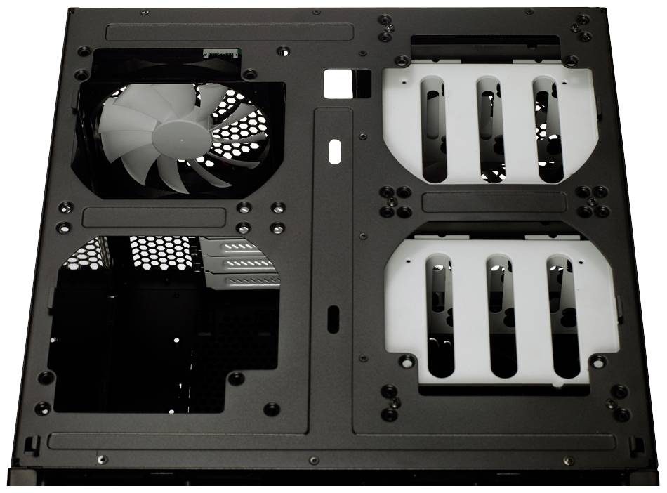 Innenansicht eines Computergehäuses mit zwei montierten Lüftern und Laufwerkschächten für Festplatten.