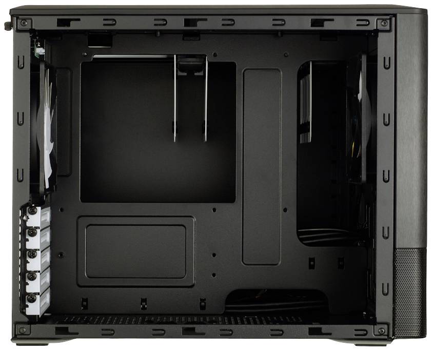 Ein leeres Computergehäuse innen, schwarzes Metall mit Platz für das Mainboard, Lüfter-schlitze und Kabelmanagement-Optionen.