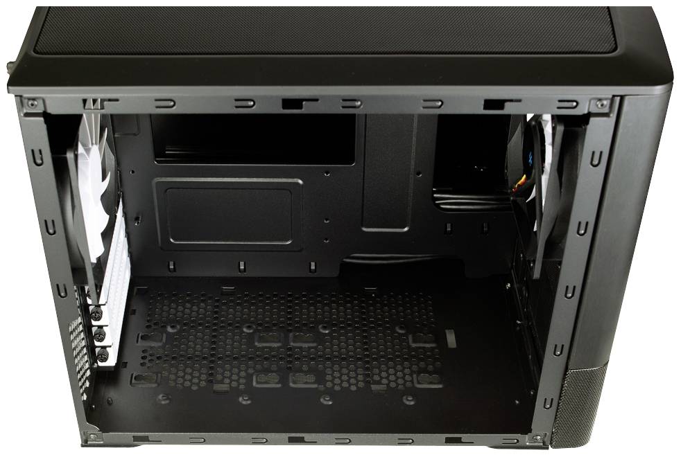 Ein offenes Computergehäuse mit Platz für interne Komponenten, Lüfterhalterungen und Kabelmanagementsystem. Innenansicht.