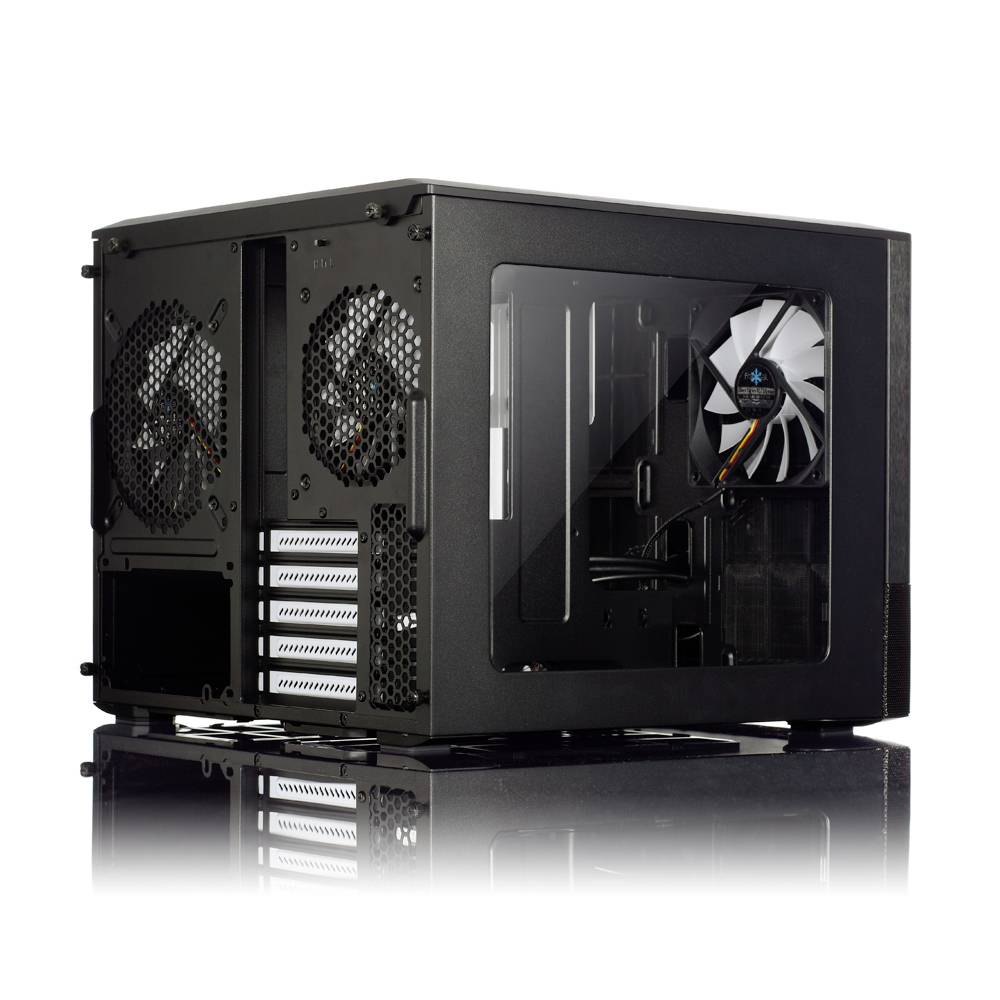 Ein schwarzes Computergehäuse mit transparentem Seitenfenster zeigt die Lüfter und das Innenleben, auf einem reflektierenden Untergrund.