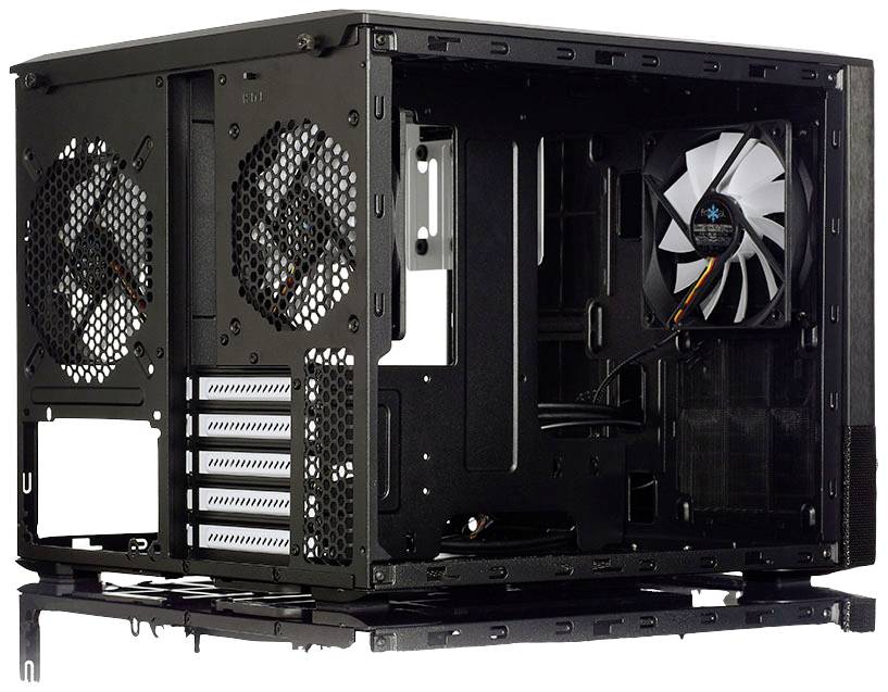 Leeres Computergehäuse mit sichtbaren Lüftern an der Seite und Rückseite. Es bietet Platz für verschiedene Hardware-Komponenten.