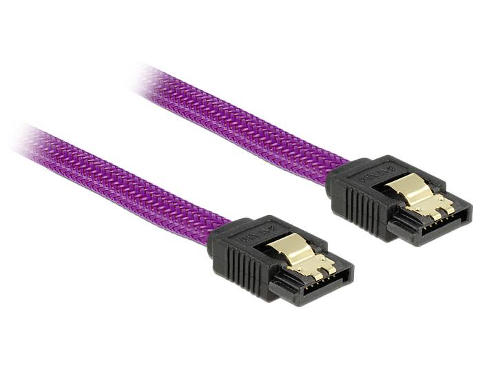 Zwei lila SATA-Kabel mit schwarzen und goldenen Steckern, genutzt zum Verbinden interner Computerkomponenten wie Festplatten und SSDs.