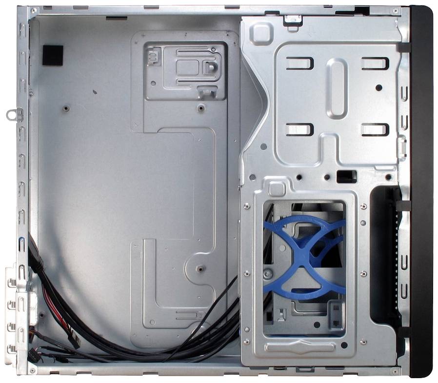 Innenansicht eines Computergehäuses ohne Komponenten. Sichtbar sind Befestigungspunkte, Kabel und eine Halterung mit blauem Lüfter.