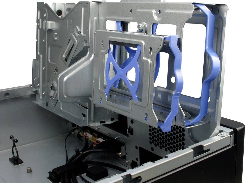 Innenansicht eines Computergehäuses mit einer geöffneten Festplattenhalterung und sichtbaren Kabeln und Lüftungsschlitzen.
