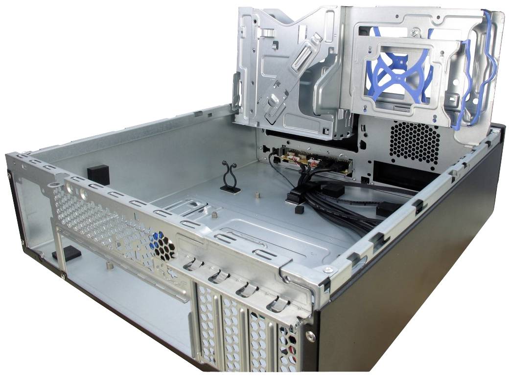 Ein offenes Computergehäuse zeigt das Innere eines PCs ohne Komponenten, mit sichtbaren Kabeln, Lüftern und Metallrahmen.