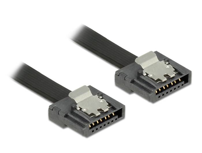 Zwei schwarze SATA-Kabel mit Steckverbindern, die zum Anschluss von internen Speichergeräten wie Festplatten oder SSDs verwendet werden.