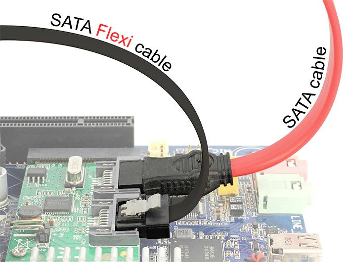 Motherboard mit angeschlossenem schwarzen und roten SATA-Kabel, das die Datenübertragung symbolisiert.