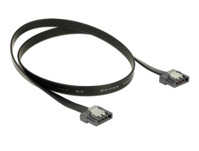 Flexibles und flaches SATA-Kabel mit Steckern an beiden Enden zur Datenübertragung und Verbindung von Computerhardware-Komponenten.