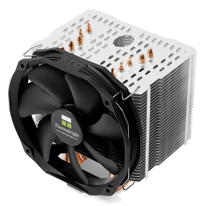 CPU-Kühler mit großem Lüfter, Kühlrippen aus Metall und Kupfer-Heatpipes. Markenlogo 'Thermalright' sichtbar auf dem Lüfter.