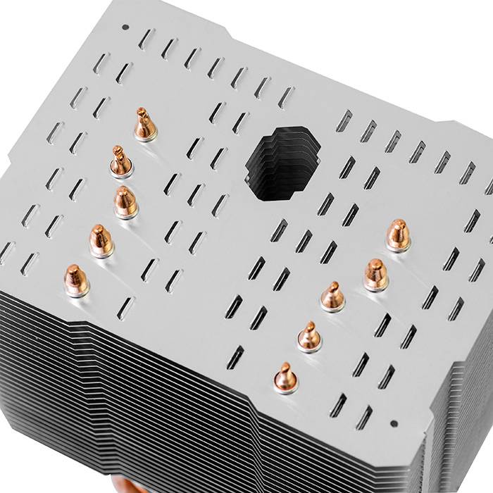 Nahaufnahme eines CPU-Kühlkörpers mit mehreren Kupfer-Heatpipes, die aus einer gestapelten Aluminiumoberfläche herausragen.