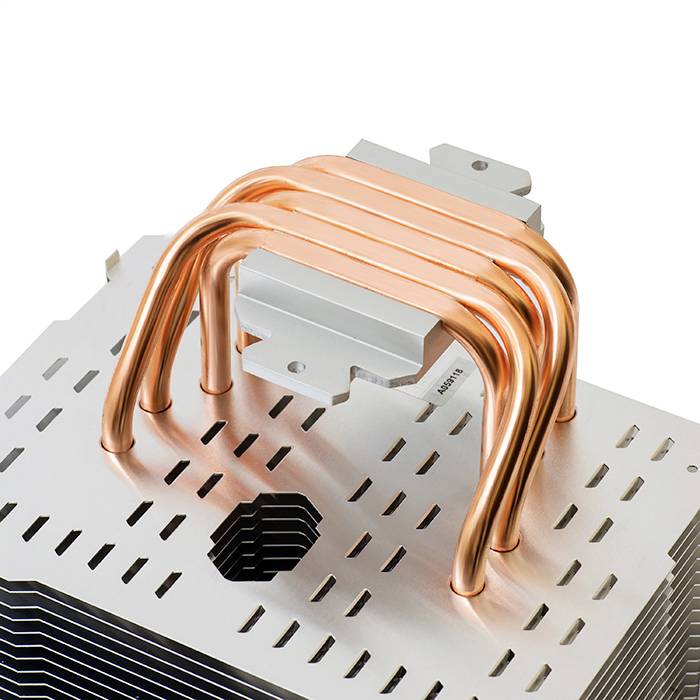 Ein CPU-Kühler mit kupferfarbenen Heatpipes auf einem silbernen Kühlkörper, der für die Ableitung von Wärme in Computern verwendet wird.