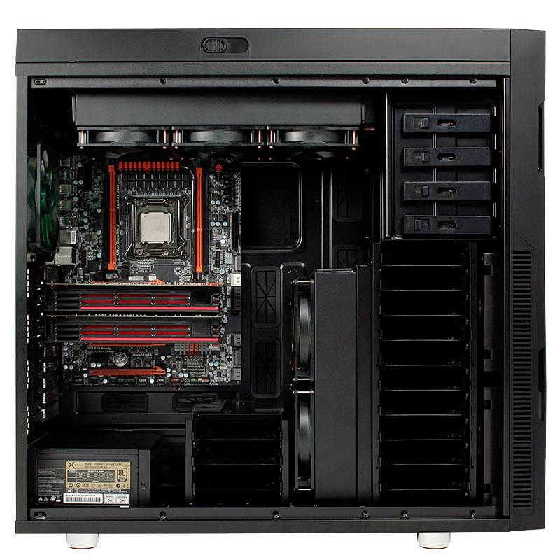 Innenansicht eines Computergehäuses, zeigt ein montiertes Motherboard mit Prozessor, Laufwerke und Kühler, ohne Verkabelung.
