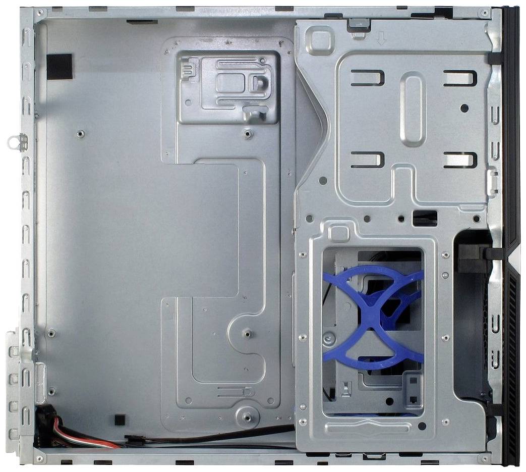 Innenansicht eines Computergehäuses mit leerem Mainboard-Fach und blauem Festplattenkäfig. Kabel sind am Gehäuseboden sichtbar.