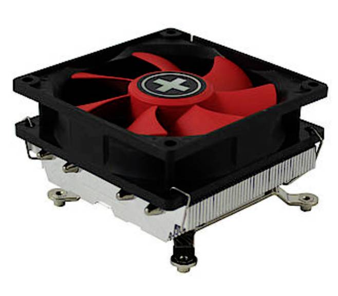 Ein schwarz-roter Computer-Lüfter mit einem rotierenden Propeller und einem Kühlkörper darunter.