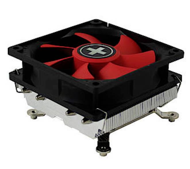 Ein CPU-Kühler mit einem roten Lüfter und schwarzem Gehäuse. Er hat Metallrippen für die Wärmeableitung und steht auf vier Füßen.