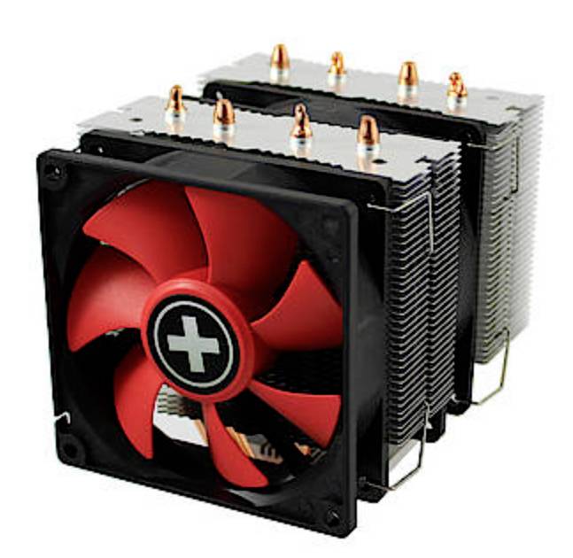 Ein CPU-Kühler mit rotem Lüfter und mehreren Kühlrippen, geeignet zur effizienten Wärmeableitung von Computerprozessoren.