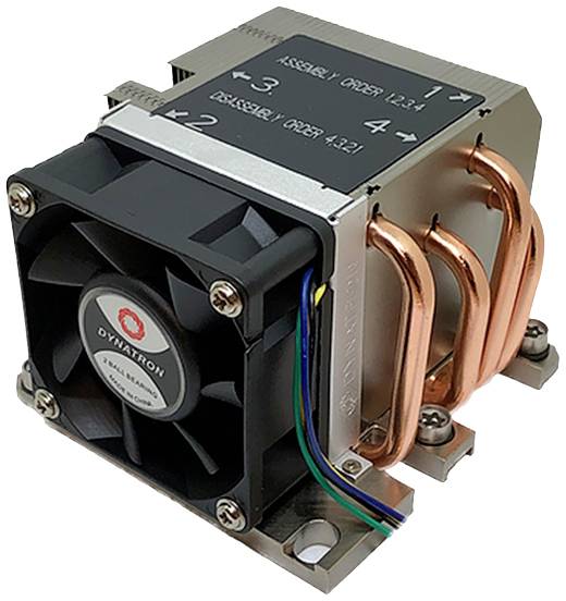 Ein Kühlkörper mit Lüfter, Kupfer-Heatpipes und Montageschienen. Oben ist eine Anleitung zur Reihenfolge der Montage- und Demontageschritte aufgedruckt.