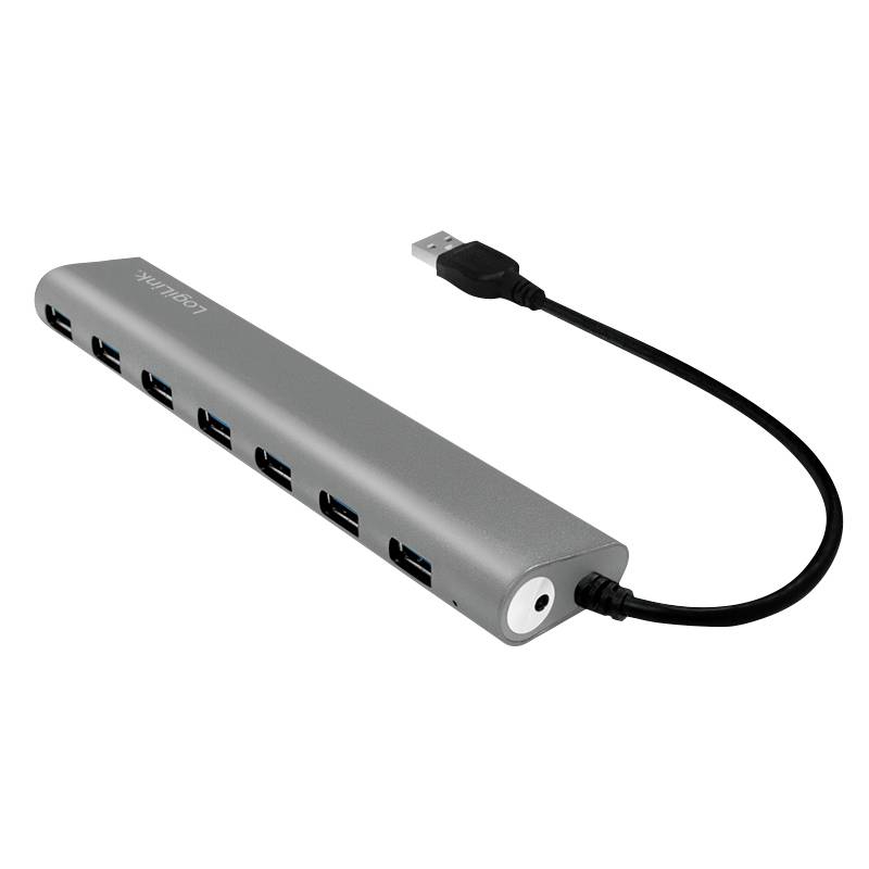 Ein schlanker, grauer USB-Hub mit sieben USB-Anschlüssen und einem kurzen schwarzen Kabel.
