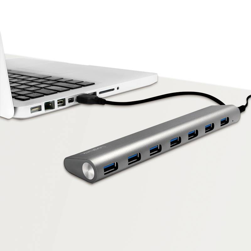 USB-Hub mit mehreren Anschlüssen, verbunden mit einem Laptop. Perfekt für die Erweiterung von Verbindungsmöglichkeiten.