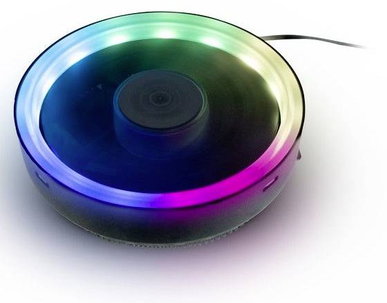 Ein runder LED-Lüfter mit leuchtenden Farben in Blau, Grün, Gelb und Pink. Kabel ragt aus der rechten Seite des Lüfters.