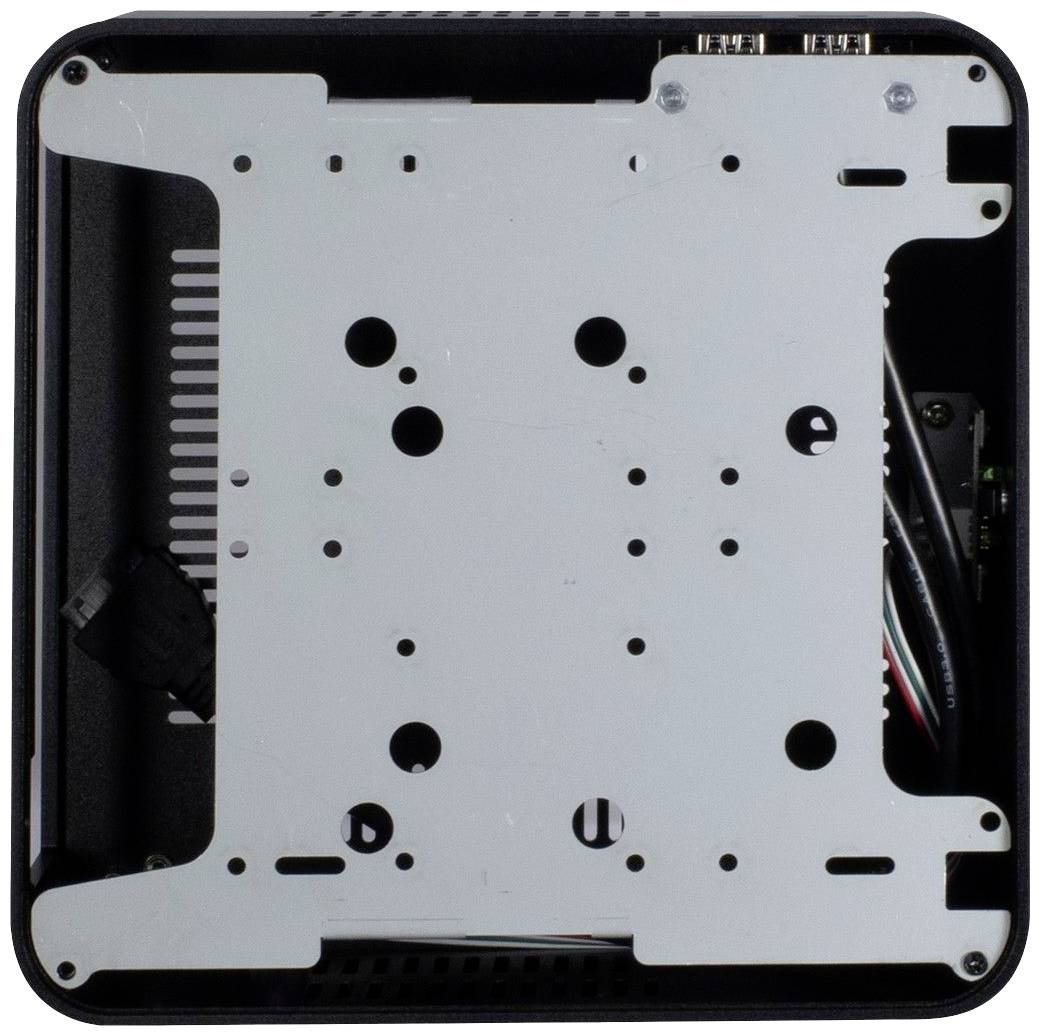 Ein Computergehäuse von oben gesehen, zeigt eine Montageplatte mit mehreren Bohrungen für Hardware-Befestigungen. Kabel sind sichtbar.