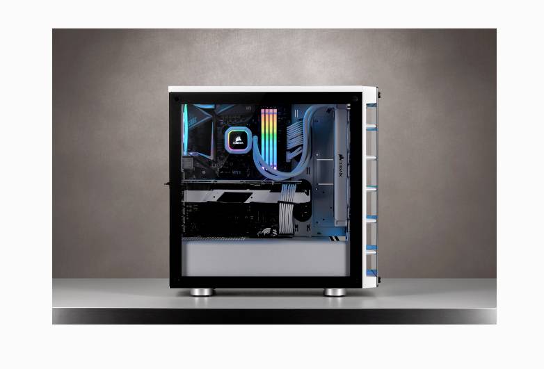 Ein moderner Desktop-Computer mit transparentem Gehäuse zeigt beleuchtete Komponenten und Kabelmanagement vor grauem Hintergrund.