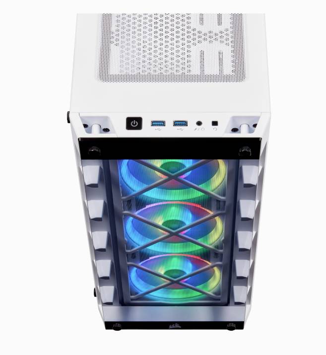 Ein weißes Computergehäuse mit drei sichtbaren Lüftern, die in Regenbogenfarben leuchten, sowie Anschlüssen und einem Netzschalter oben.