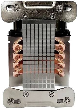 Kühler mit Kupferrohren und Gitterstruktur, geeignet für Computerprozessorenkühlung, auf weißem Hintergrund.