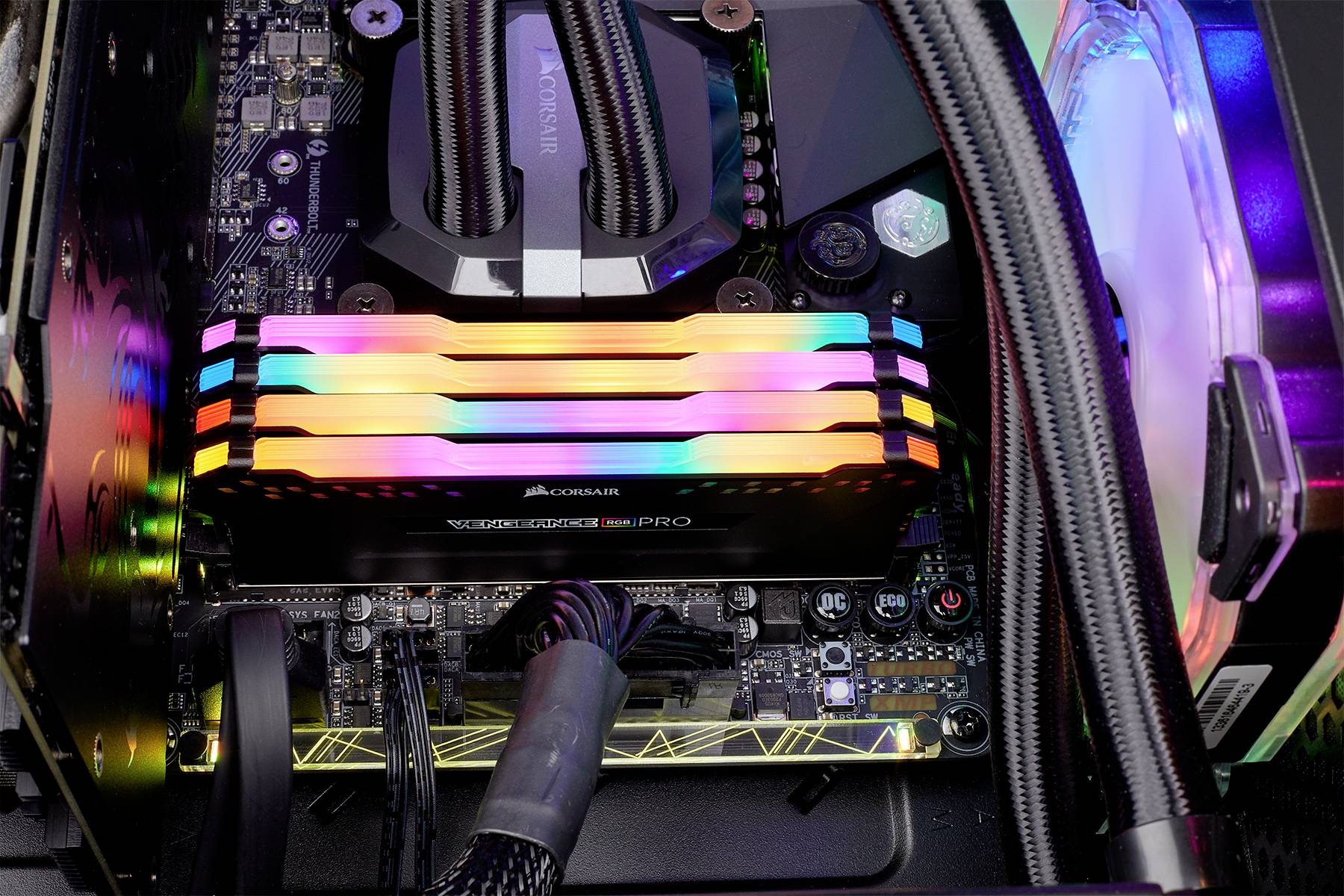 Corsair CMW64GX4M4E3200C16 PC-Arbeitsspeicher Kit DDR4 64GB 4 x 16GB 3200MHz 288pin DIMM CMW64GX4M4E3200C16