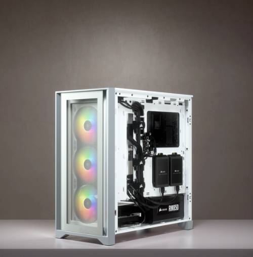 Ein offener Computergehäuse-Tower mit sichtbaren internen Komponenten, darunter drei leuchtende Lüfter auf der Vorderseite.