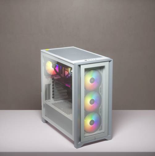 Ein weißes Computergehäuse mit transparentem Seitenpanel zeigt bunte LED-Lüfter und Hardware-Innenleben auf einem rosa Hintergrund.