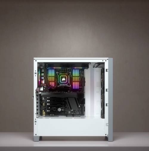 Ein geöffneter Computergehäuse zeigt die interne Hardware, darunter ein beleuchtetes Mainboard mit farbenfrohen LED-Lichtern.