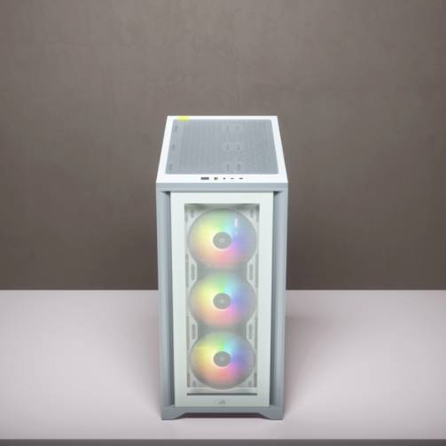 Ein weißes PC-Gehäuse mit drei sichtbaren, übereinander montierten Lüftern, die in Regenbogenfarben beleuchtet sind.