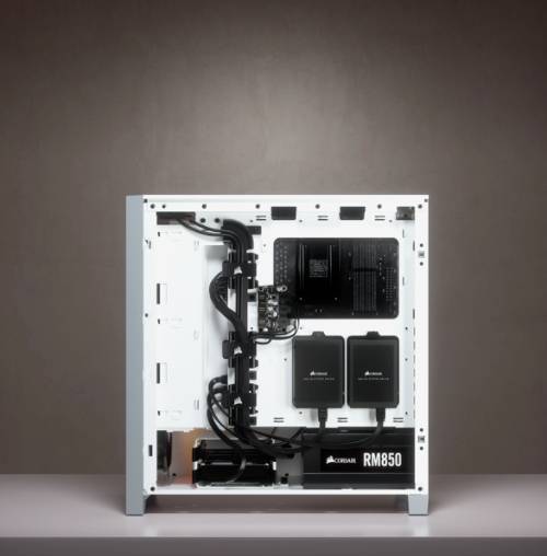 Ein offenes Computergehäuse mit Sicht auf die interne Hardware, sichtbar sind Kabel, Netzteil und zwei große Festplattenhalterungen.