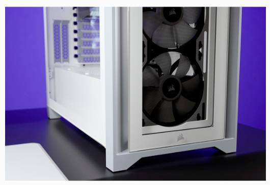Ein weißes Computergehäuse mit sichtbaren Lüftern auf einem dunklen Tisch vor einem lila Hintergrund.