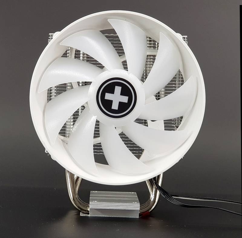 Ein weißer Computerlüfter vor grauem Hintergrund. Der Lüfter hat sieben Flügel und in der Mitte ist ein schwarzes Pluszeichen.