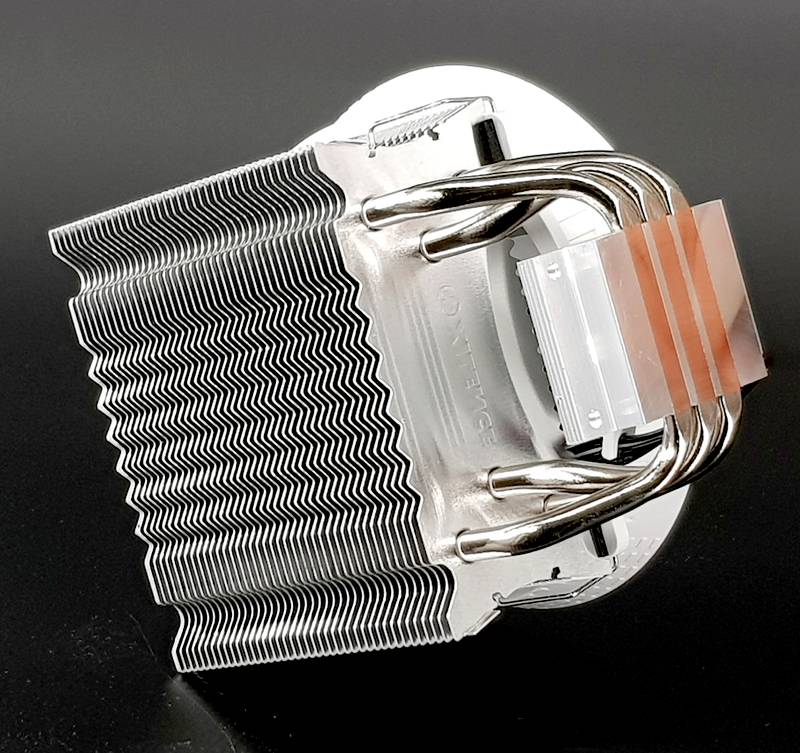 Ein silbernes Computer-Kühlkörper- und -Heatpipe-System aus Metall auf schwarzem Hintergrund, zur Kühlung elektronischer Geräte.