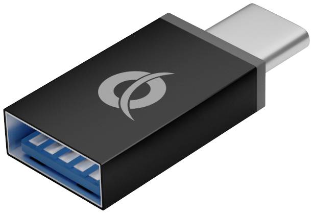 Ein schwarzer USB-C-Adapter mit einem blauen USB-A-Anschluss auf der Vorderseite und einem Markenlogo darauf.