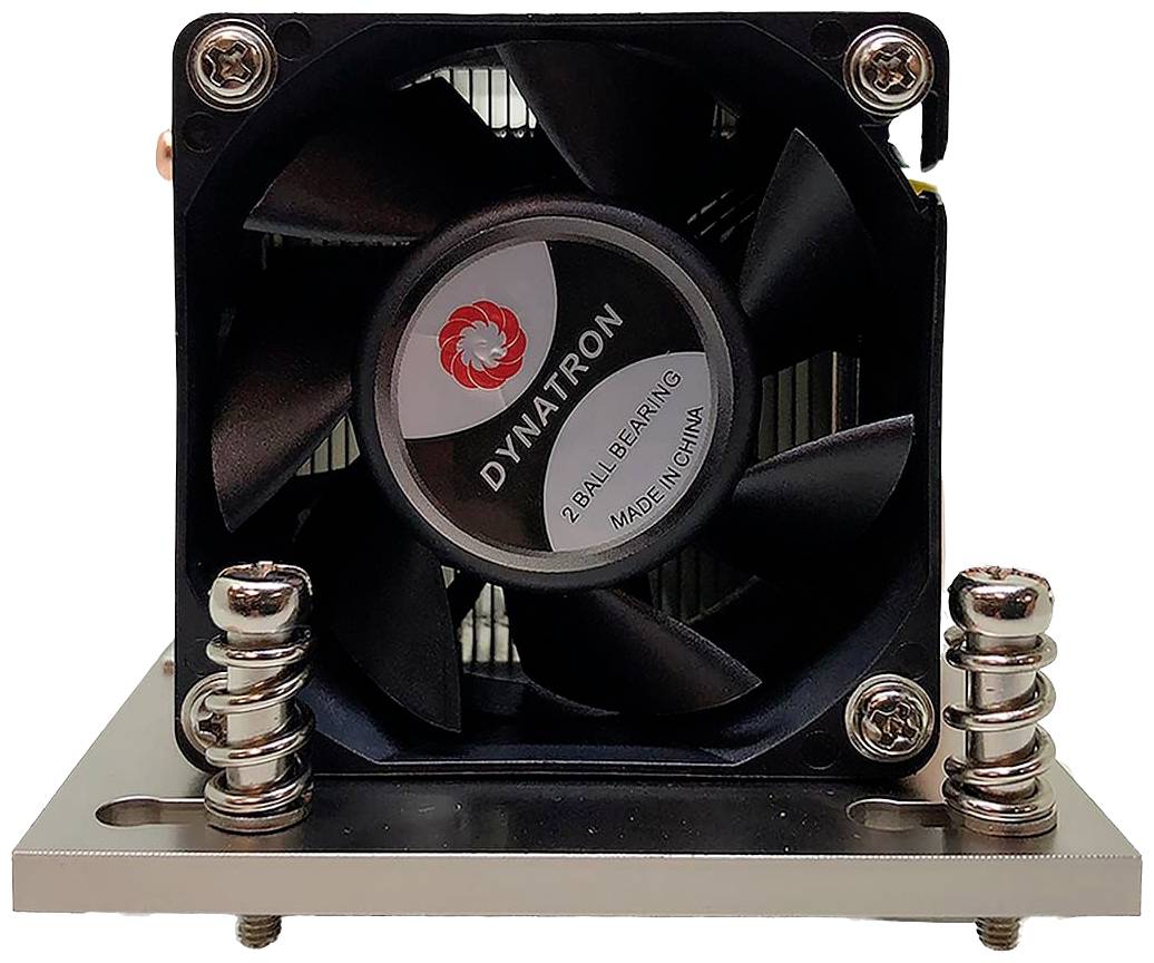 Ein schwarzer Computerlüfter von Dynatron auf einer Metallhalterung mit zwei Federn, sichtbar sind die Rotorblätter und das Logo.