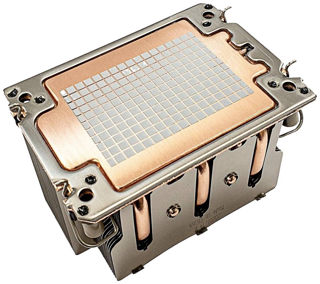 Ein großer, kupferner Kühlkörper mit silbernen Lamellen und mehreren Heatpipes für die Wärmeableitung von elektronischen Geräten.