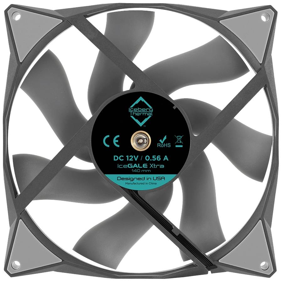 Das Bild zeigt einen PC-Lüfter mit schwarzem Gehäuse und sieben Flügeln. In der Mitte ist ein Etikett mit technischen Spezifikationen sichtbar.