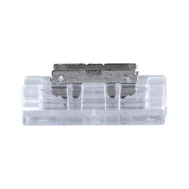 Ein unscharfes Rasierklingen-Doppelelement sitzt auf einem durchsichtigen Kunststoffhalter.