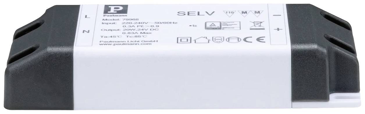 Ein rechteckiges, weißes elektronisches Gerät mit schwarzen Enden. Beschriftungen enthalten technische Spezifikationen und Symbole.