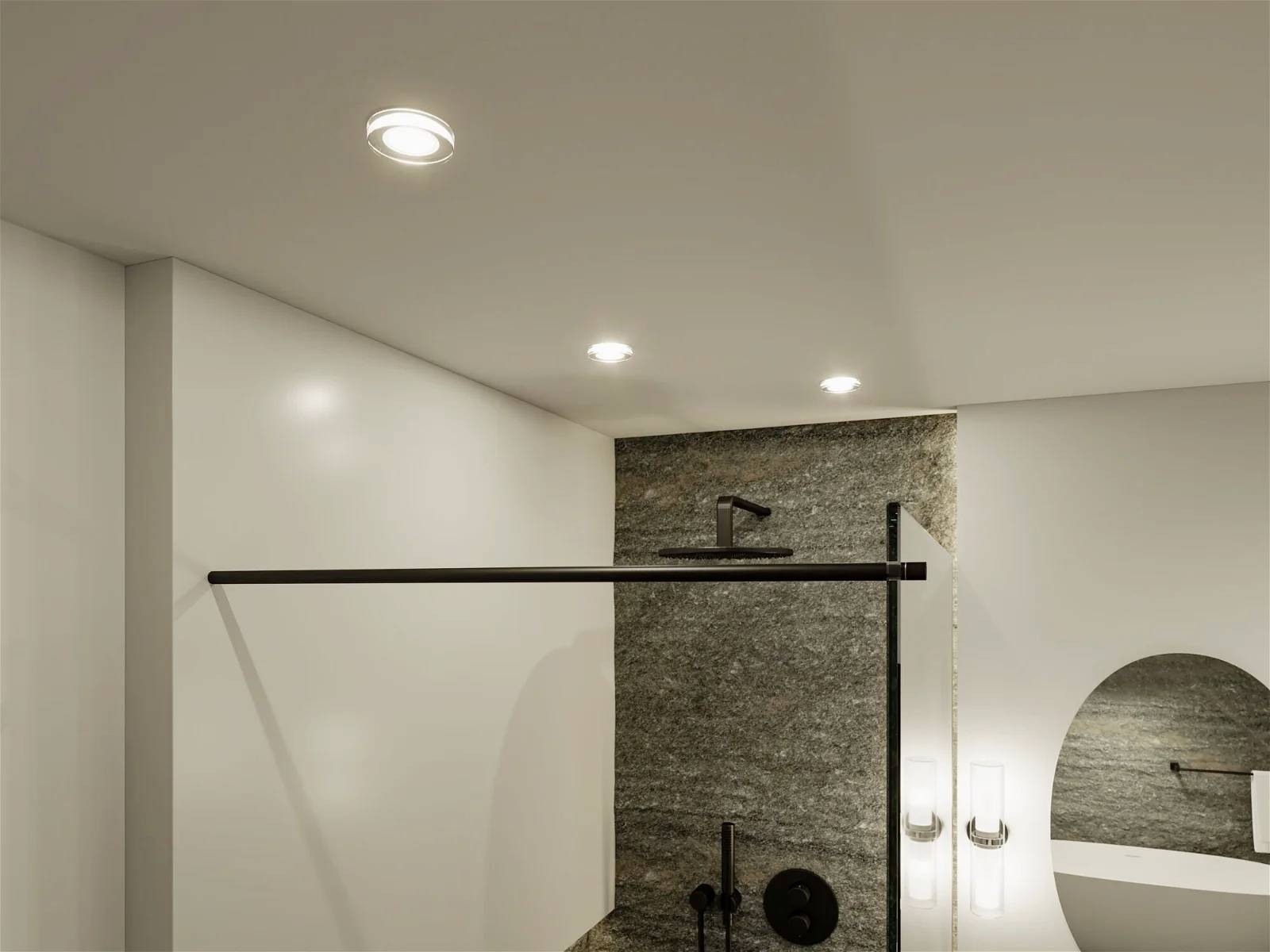 Moderne Badezimmerbeleuchtung mit eingebauten Deckenstrahlern über einer luxuriösen Duschkabine und Waschtisch.