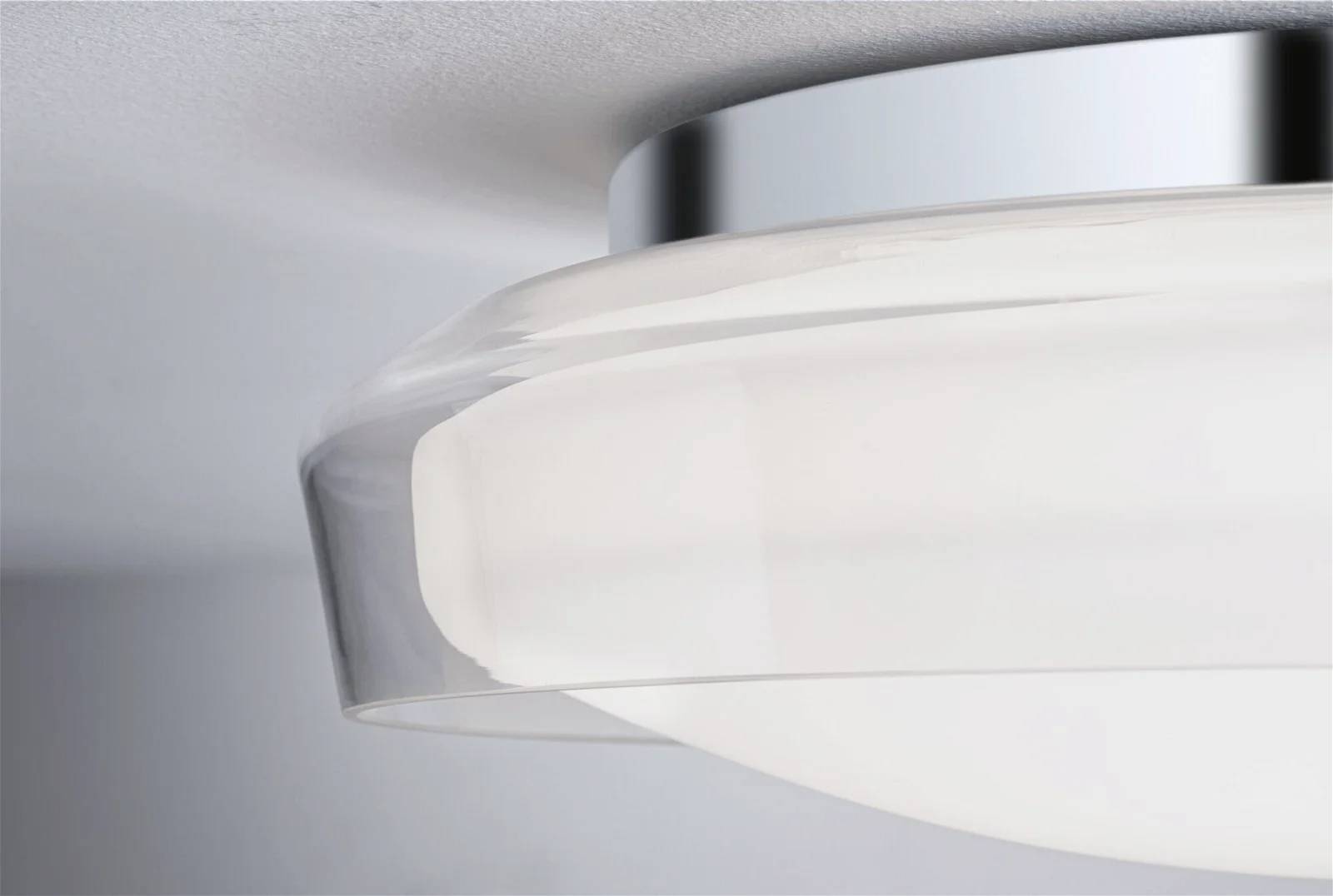 Moderne Deckenleuchte aus Glas und Metall an der Decke montiert; schlichtes, elegantes Design für zeitgenössische Innenräume.