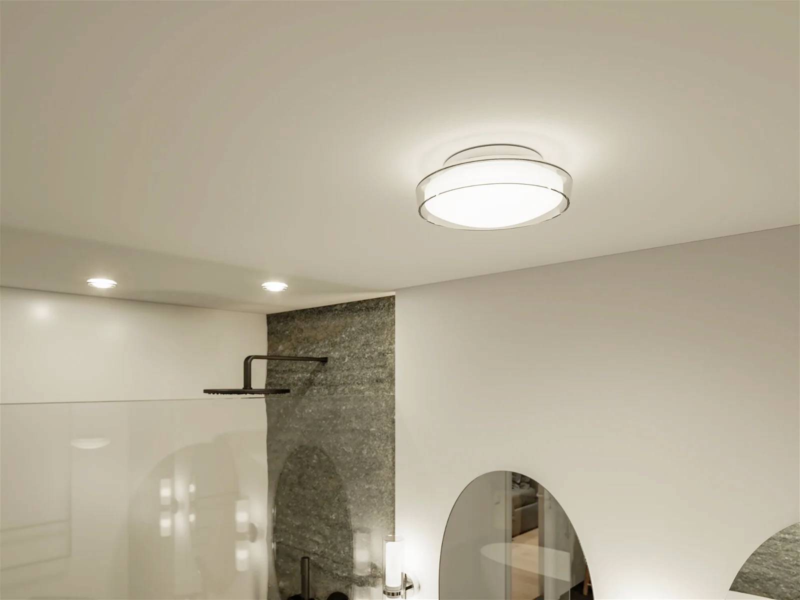 Helles Badezimmer mit modernem Deckenlicht, Duschkopf und Spiegel.