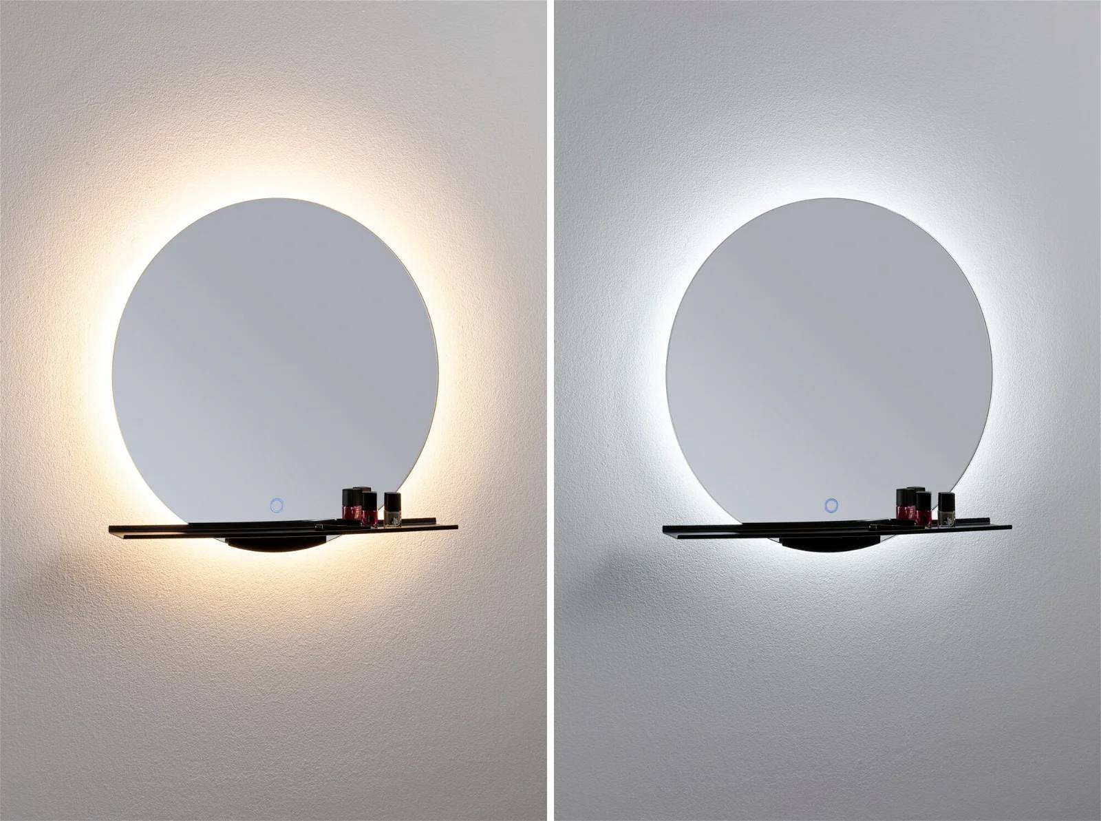 Zwei runde Wandspiegel mit Beleuchtung: links warmweiß, rechts kaltweiß. Unter jedem Spiegel ein Regal mit kleinen Deko-Elementen.